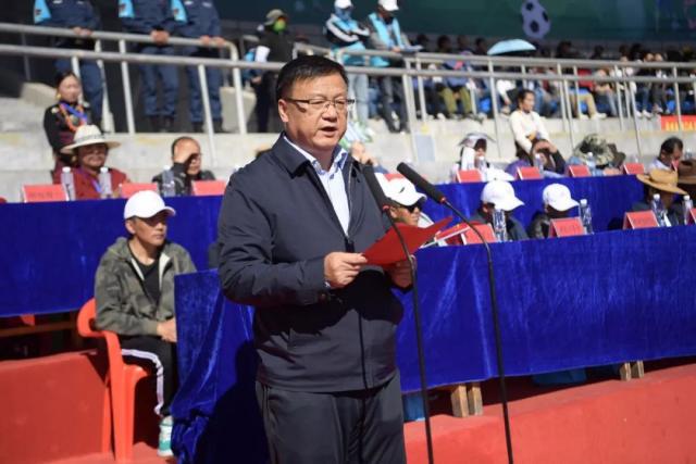前国脚高峰现状：55岁很沧桑，妻子也是运动员，儿子和继父更亲近